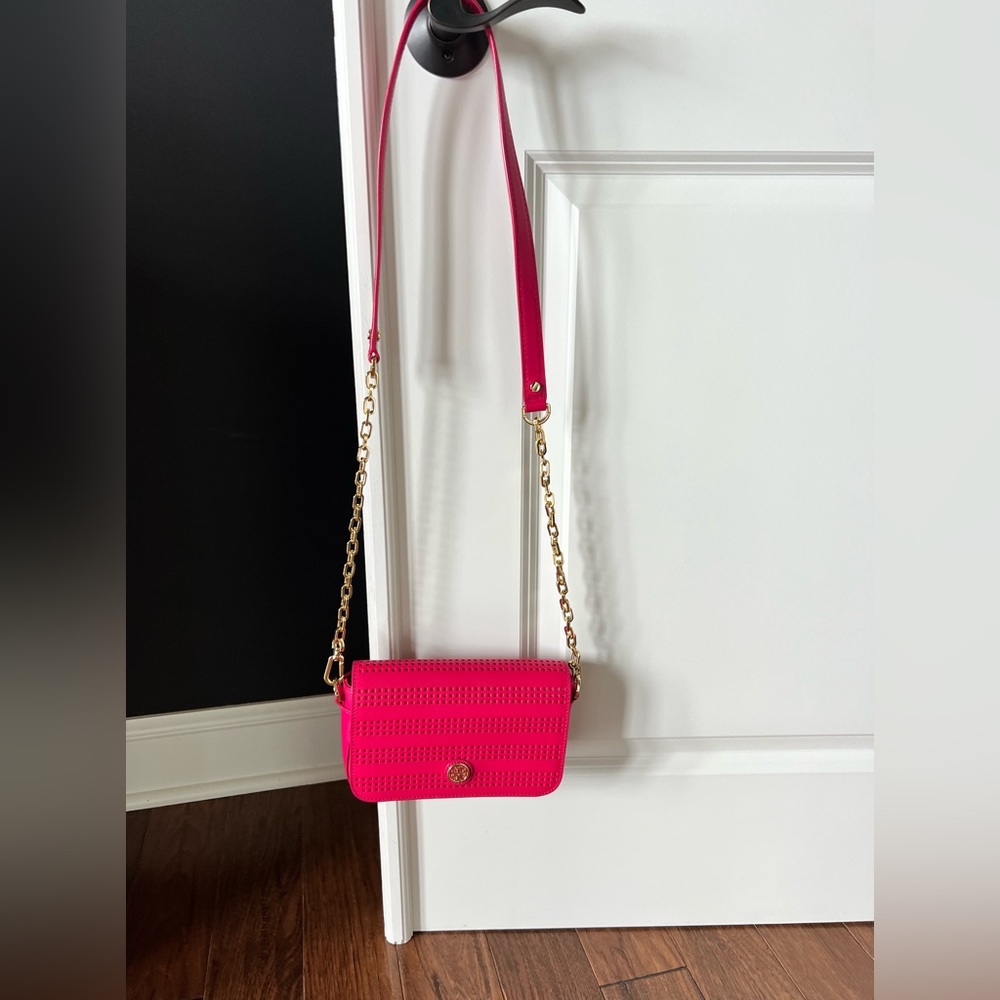 Fuchsia ToRY BUrCH cross body- like new.